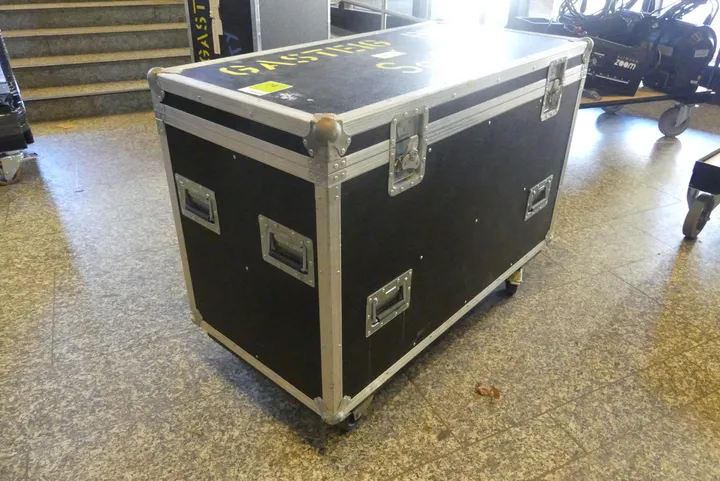 ETC - Posten Profilscheinwerfer im fahrbaren Flightcase mit Fächern